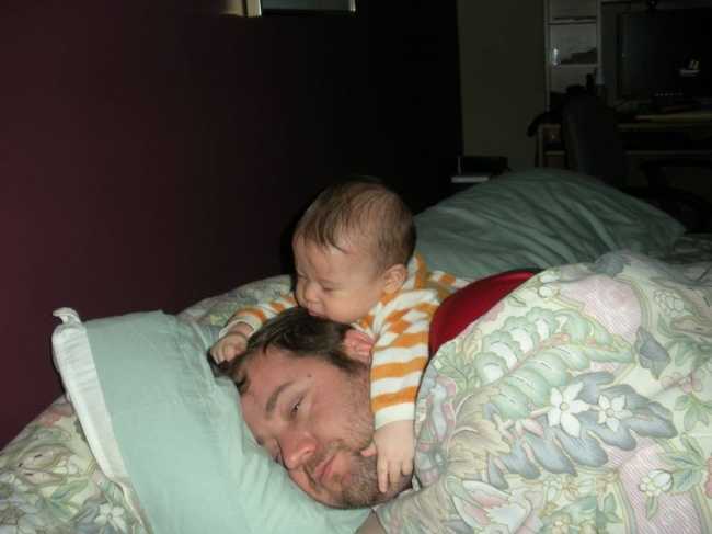 Чем занимается ребенок пока папа спит )))