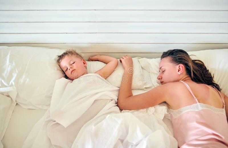 Совместный сон с ребенком: за и против, советы доктора комаровского