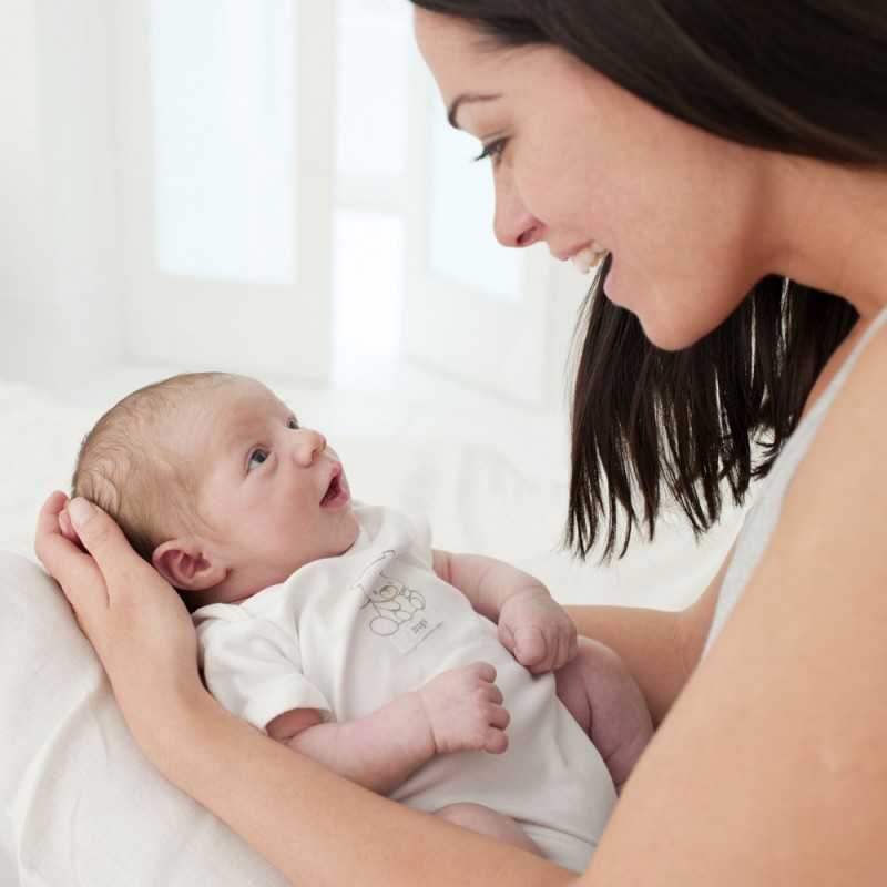 Чувствует ли грудной ребенок. когда новорожденный начинает узнавать маму, сроки и особенности развития зрения у ребенка. развитие и психология новорожденного