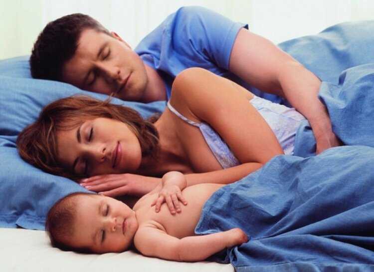 «так мы стали спать втроем»: истории отцов, которые практикуют совместный сон с детьми