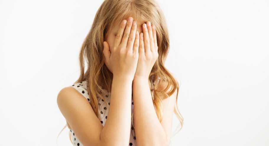 Почему малыш стесняется и как помочь ему преодолеть застенчивость - воспитание и психология
