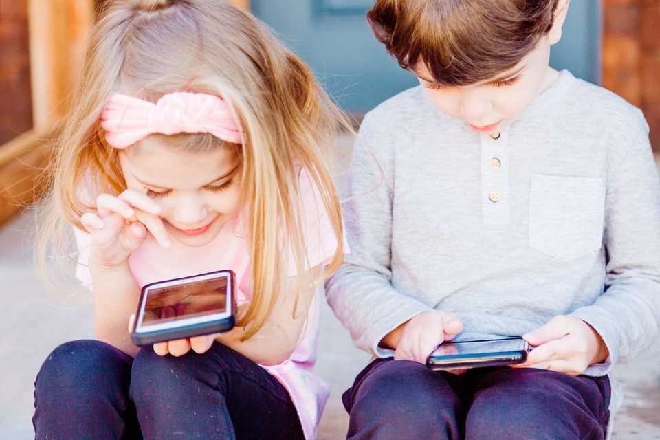 Можно ли ребёнку пользоваться смартфоном: мнение эксперта