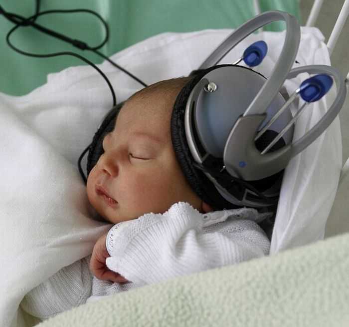 Музыка помогает развитию мозговых структур у недоношенных детей