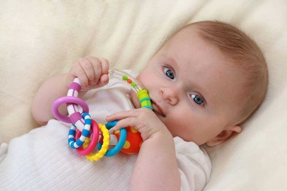 Чек-лист: какие игрушки нужны ребенку до года
