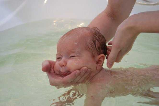 Как научить младенца плавать