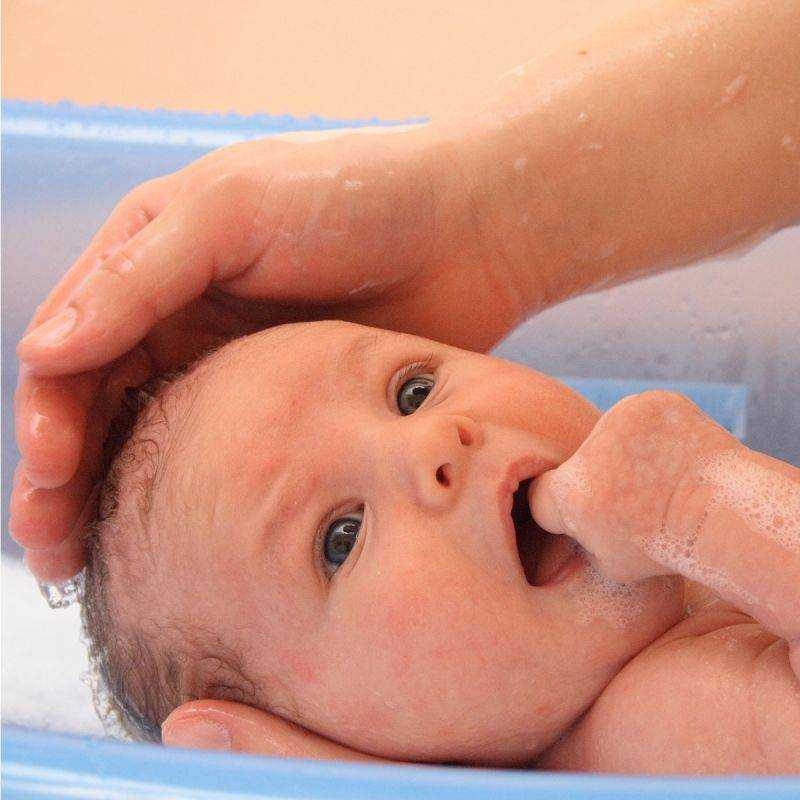 Уход за малышом: как купать новорождённого ребёнка. как купать новорождённого первый раз: пошаговая инструкция (видео) - автор екатерина данилова - журнал женское мнение