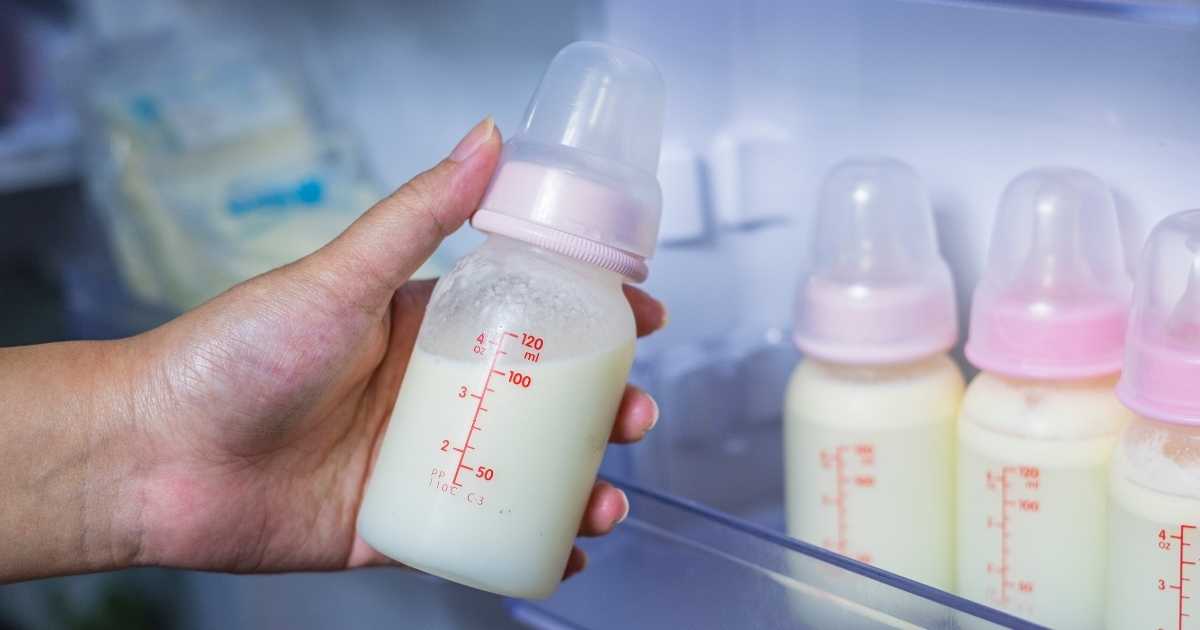 Сколько можно хранить грудное молоко после разморозки: какое время хранится размороженный продукт при комнатной температуре и в холодильнике?