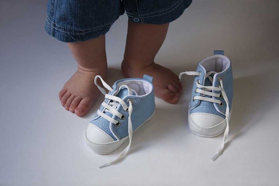 Как выбрать обувь ребёнку 1-2 лет? » школа счастливого материнства