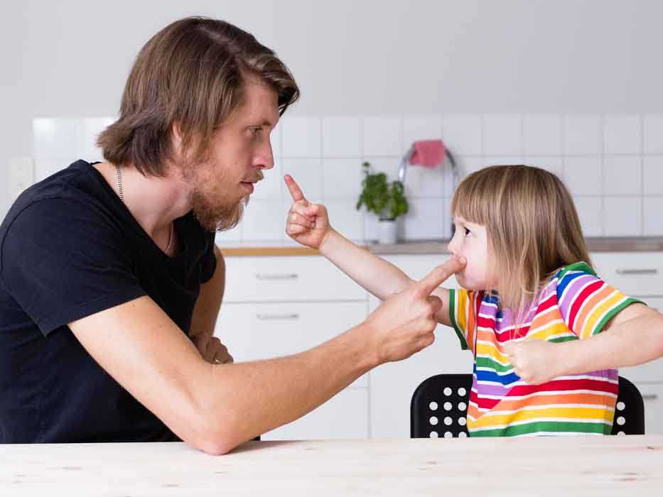 Как научить ребенка не перебивать взрослых