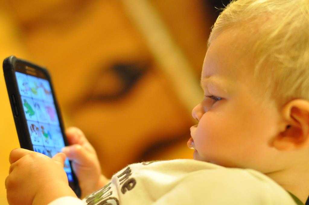 С какого возраста детям можно пользоваться смартфоном или планшетом?