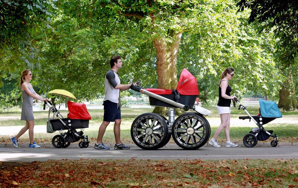 Эволюция детских колясок со времён средневековья до наших дней