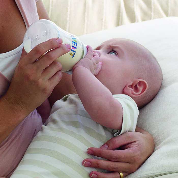 Кормление из бутылочки: в каком положении кормить смесью новорожденного