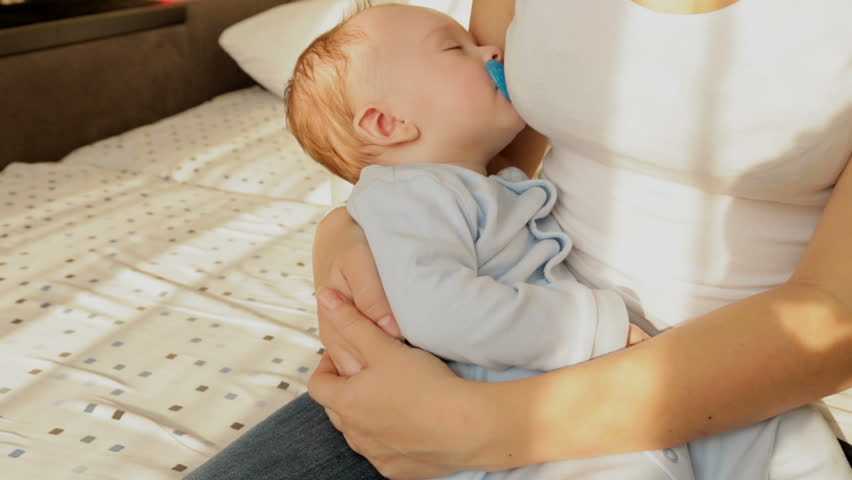 Как отучить ребенка от укачивания на руках, в кроватке при засыпании? когда нельзя отучать ребенка от укачивания на руках?