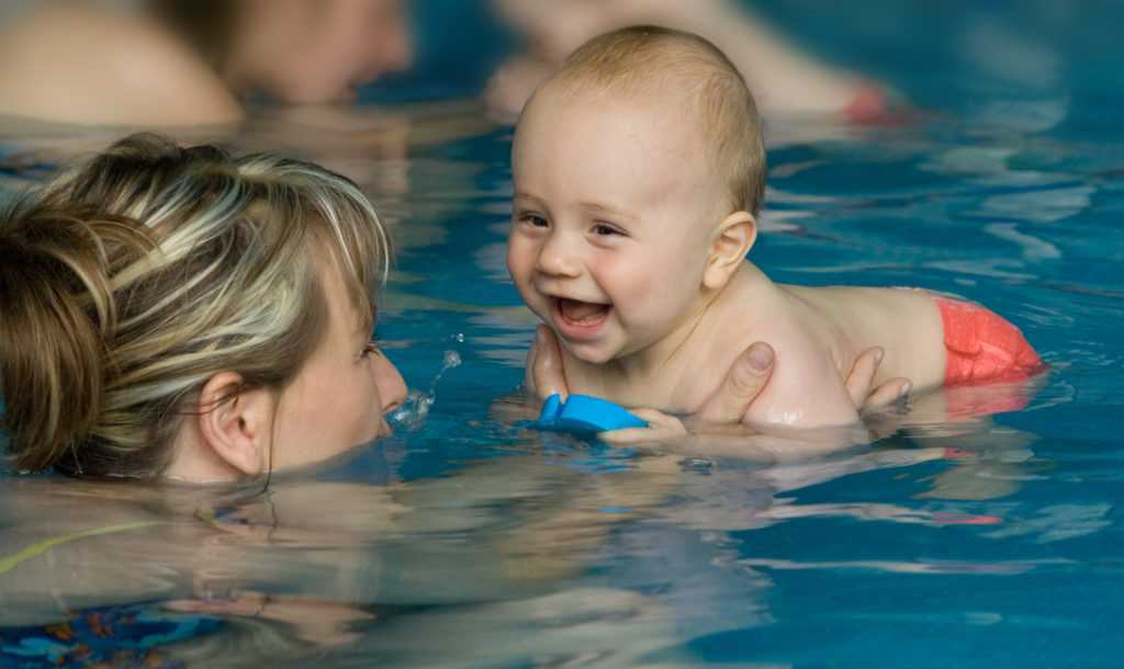Плавание в бассейне для детей - чем полезно и с какого возраста можно?