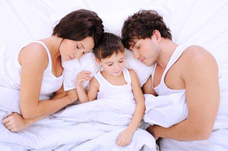 Почему нельзя спать с детьми в одной постели: народные приметы