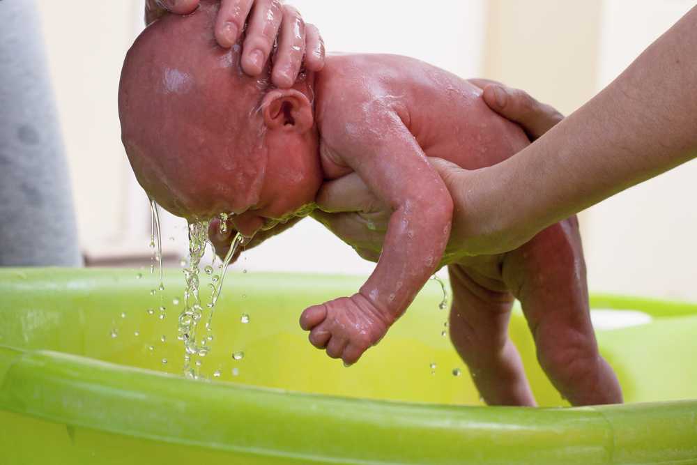 Купание ребенка - правильное купание младенца дома после роддома