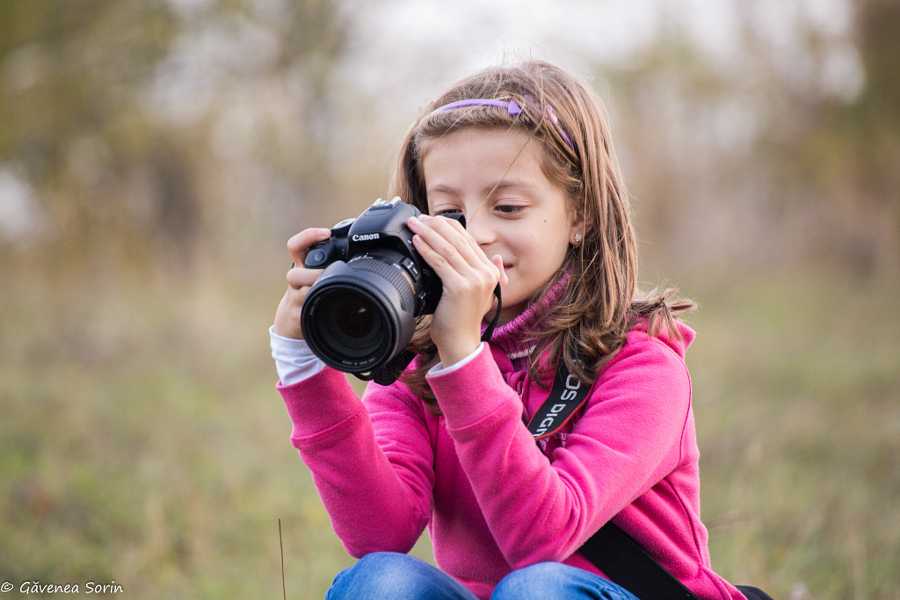 Фотограф дети. Фотоаппарат для детей. Фотоаппарат для девочек. Ребенок с фотиком. Фотограф подросток.