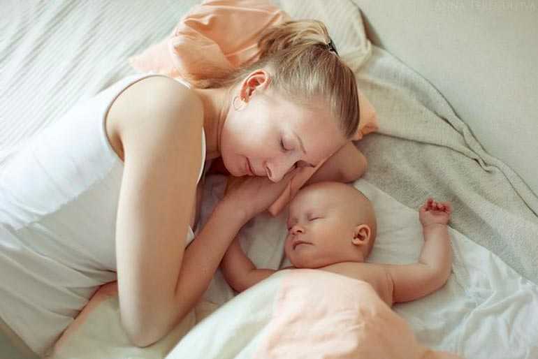 Можно ли спать вместе с ребенком или лучше по отдельности: плюсы, минусы, советы