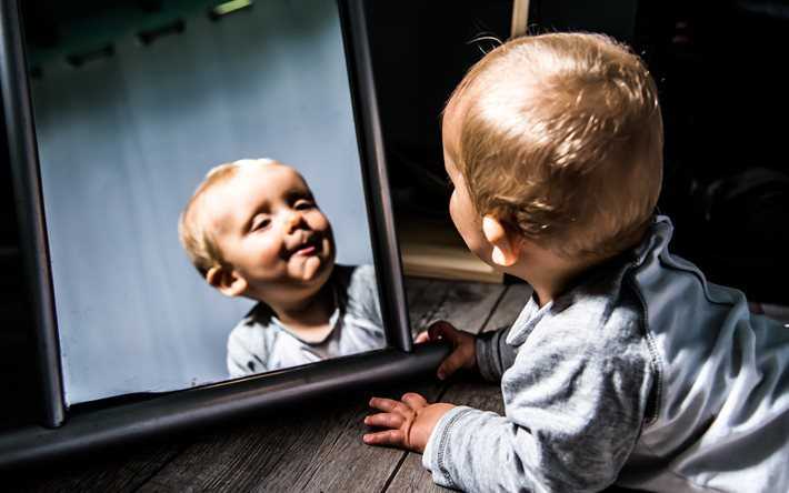 С какого возраста малышу можно показывать зеркало