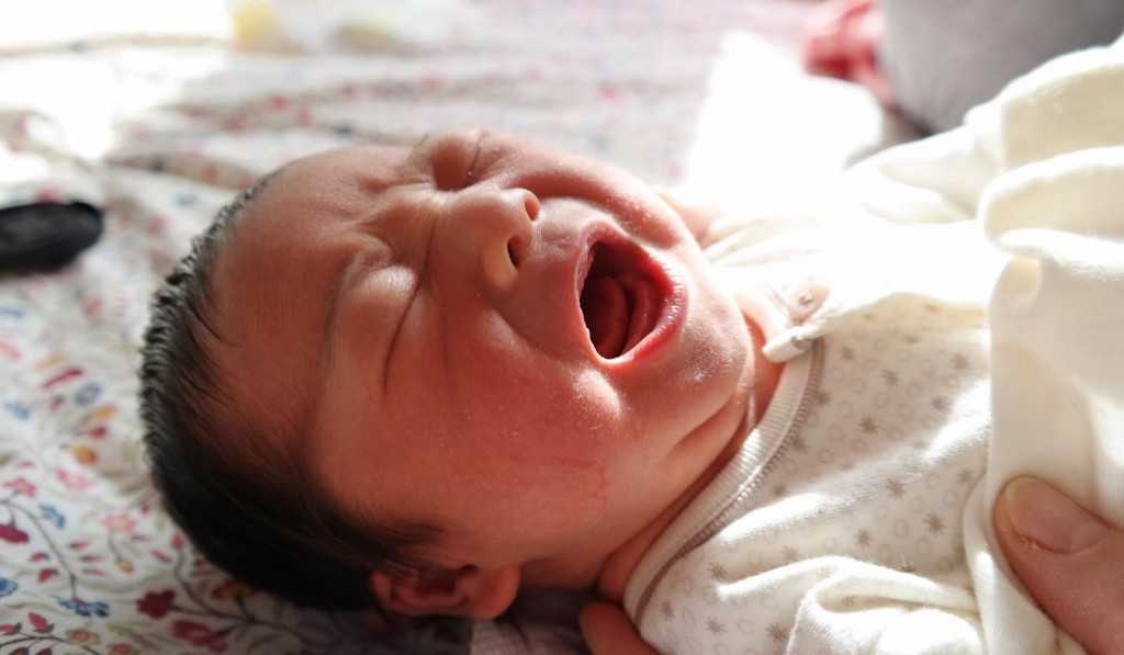 Крик новорожденного ребенка: почему ребенок кричит при рождении