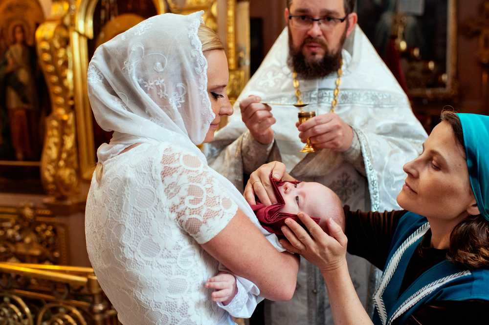 Крестная мама: какие у нее обязанности, что надо знать на крещении