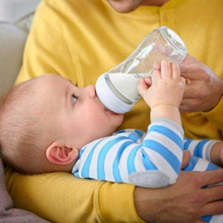 Как правильно кормить новорожденных и грудных детей из бутылочки