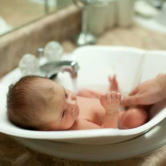 Как правильно купать ребенка в первый раз: видео-урок и советы о купании новорожденного малыша дома