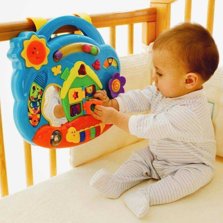 Какие игрушки нужны ребенку до 1 года: список полезных развивающих товаров с рождения и от 6 месяцев