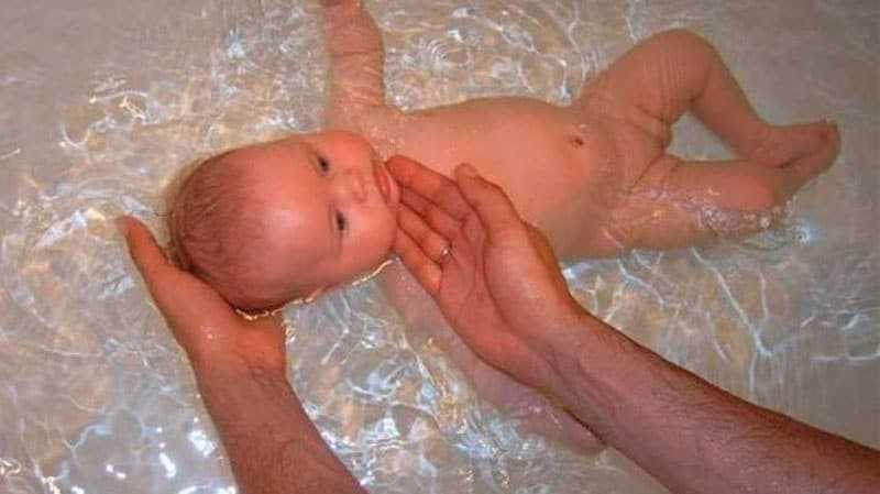 Как правильно купать ребенка в первый раз: видео-урок и советы о купании новорожденного малыша дома