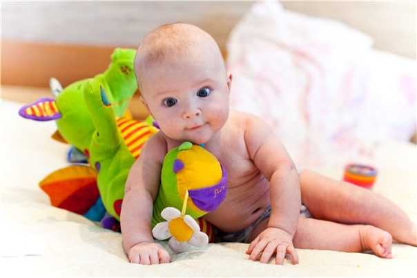 Что должен уметь ребёнок в возрасте 4 месяца. развитие грудничка в 14, 16, 18 недели жизни