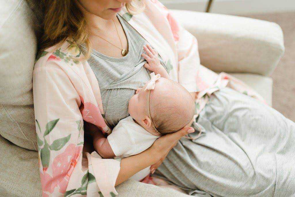 Как правильно держать новорожденного ребенка на руках: позы столбиком, колыбелька, под животик | nutrilak