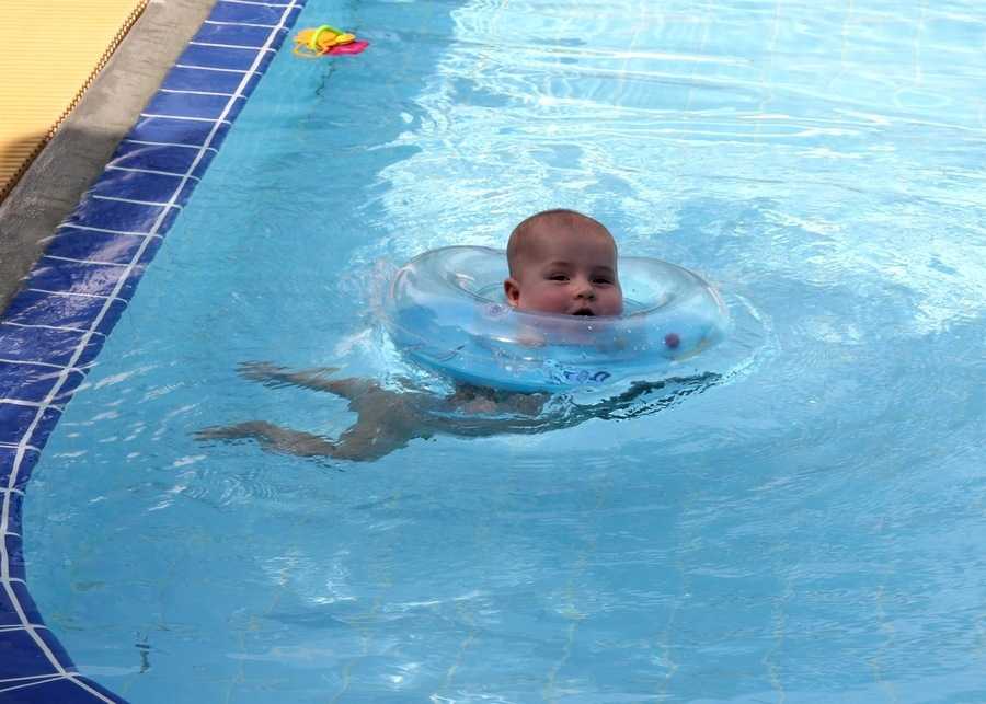 Плавание для новорожденных: показания и противопоказания, когда следует проводить первое занятие