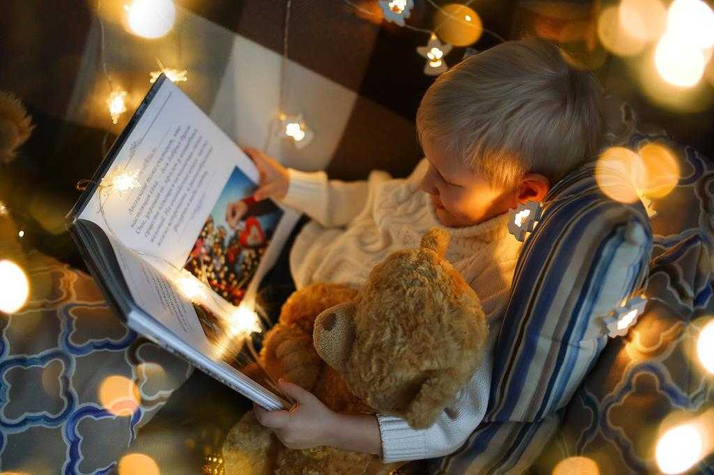 Нужно ли читать сказки на ночь детям: преимущества и с какого возраста можно начинать?
