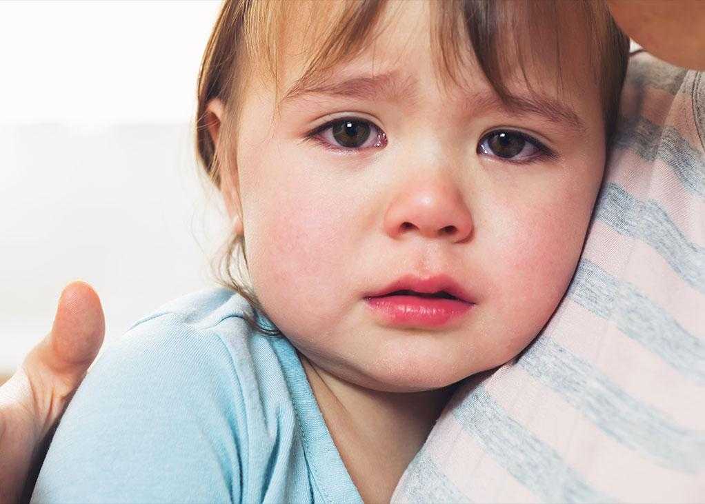 Почему ребёнок плачет при виде чужих людей, и как справиться с возникшей проблемой