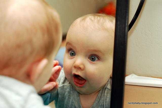 Почему нельзя показывать новорожденного ребенка (младенца) в зеркало: возможные последствия и источники суеверия