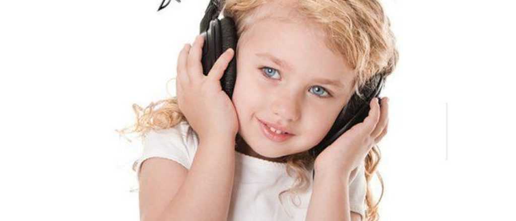 Развитие слуха у ребенка от рождения до года | parents