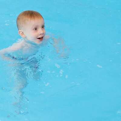 Как помочь ребенку адаптироваться к воде и занятиям в бассейне?