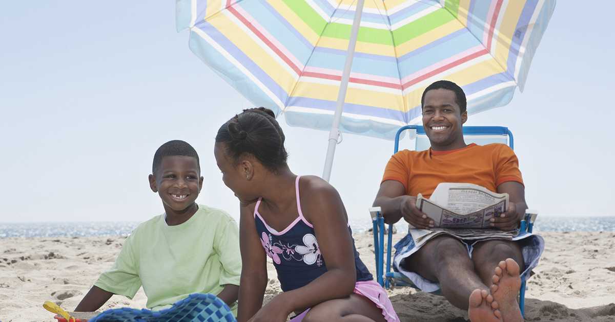 Чем занять ребенка на пляже и что взять с собой
