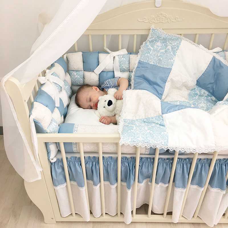 Что нужно в кроватку новорождённого: необходимые вещи и дополнительные аксессуары
