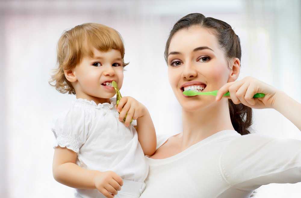 Чистка зубов детям: когда начинать, чем чистить и как приучать к гигиене рта