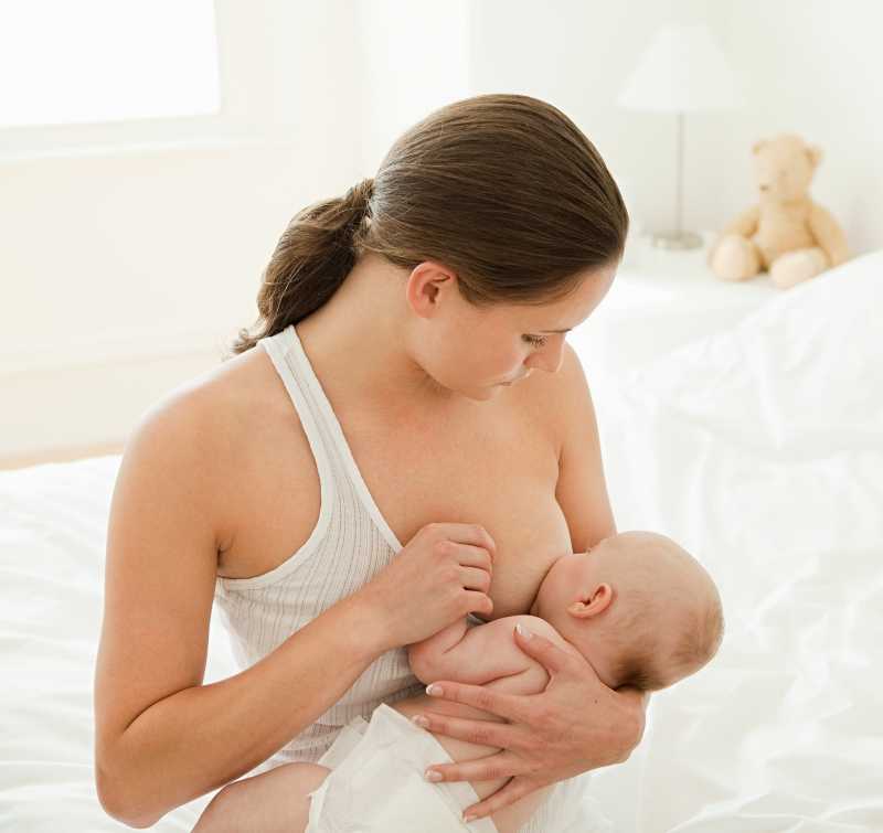 Как правильно кормить новорожденного грудным молоком | уроки для мам