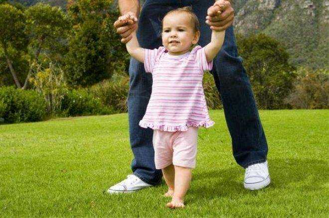 Как научить малыша ходить, ползать и сидеть правильно