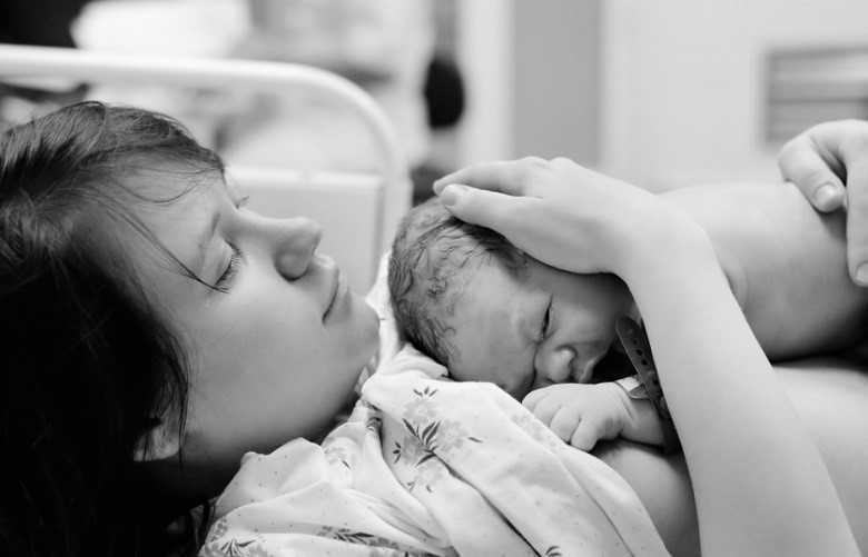 Счастливое материнство: 21 фото самого трогательного момента единения матери и ребенка