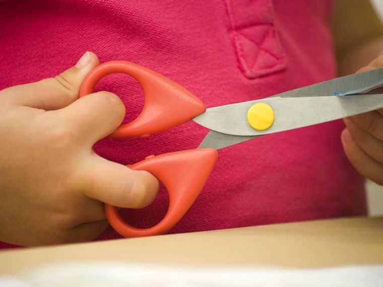 Как научить ребенка пользоваться ножницами? как правильно держать ножницы?