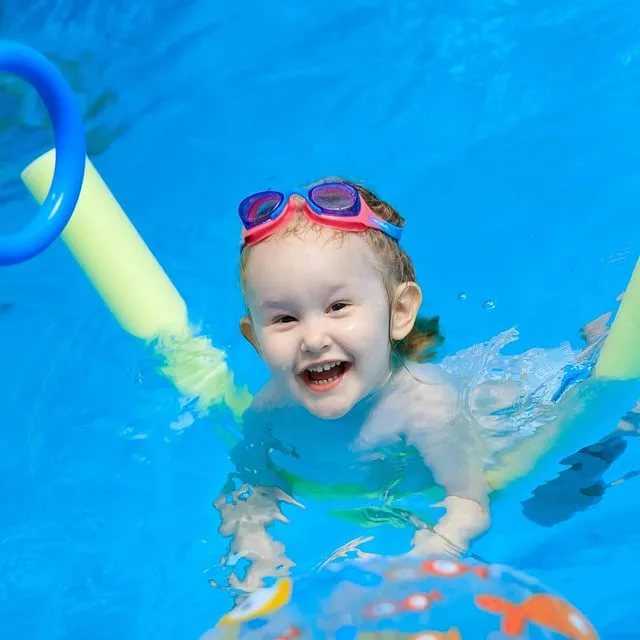 Как научить ребенка плавать с рождения?