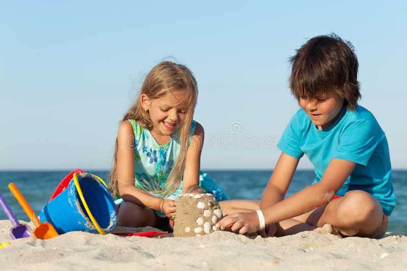 10 новых нескучных игр с песком для ребенка 4-7 лет