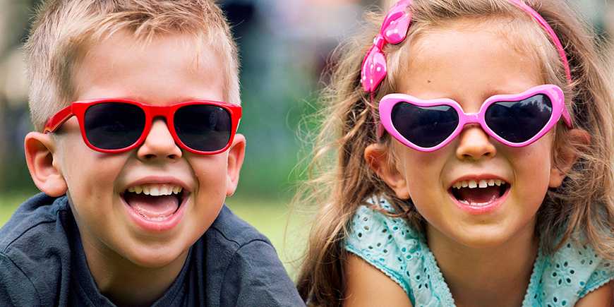 Стоит ли покупать солнцезащитные очки маленьким детям и в каком возрасте это лучше сделать