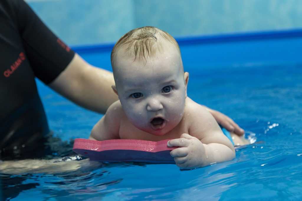 Грудничковое плавание: чем полезно и с какого возраста