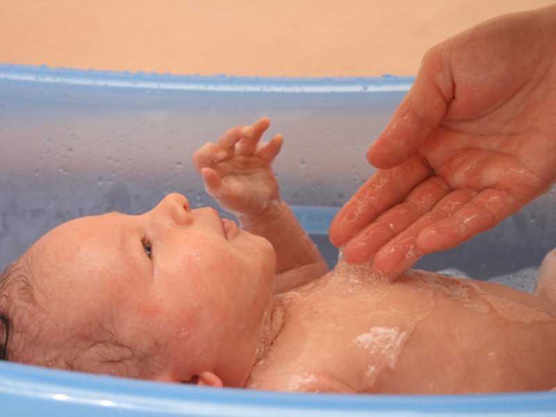 Как купать новорожденного ребенка