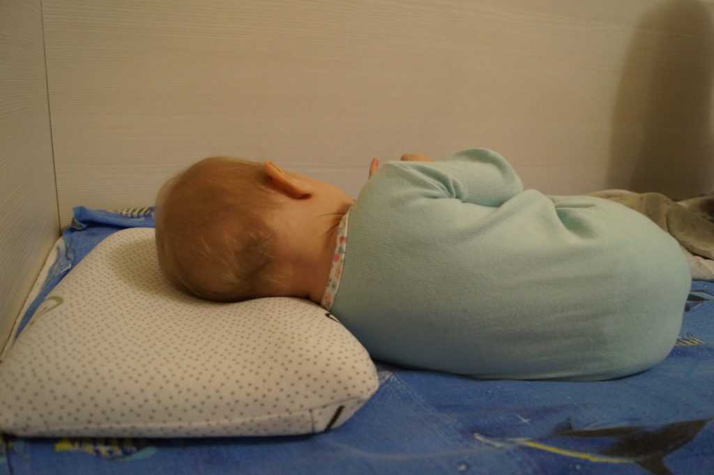Доктор комаровский – с какого возраста нужна подушка ребенку? можно ли класть годовалому малышу, как ее выбрать